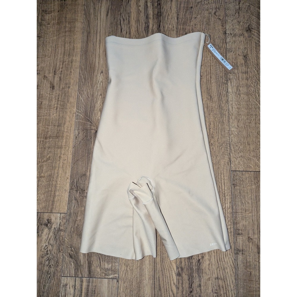 Skims Body High-Waisted Mid‎ Thigh Shorts Sand Size Medium BO-SHO-9552W
